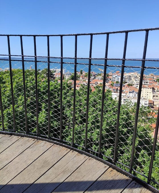 Pose de filets de protection ajourés sur l&rsquo;observatoire Sainte-Cécile