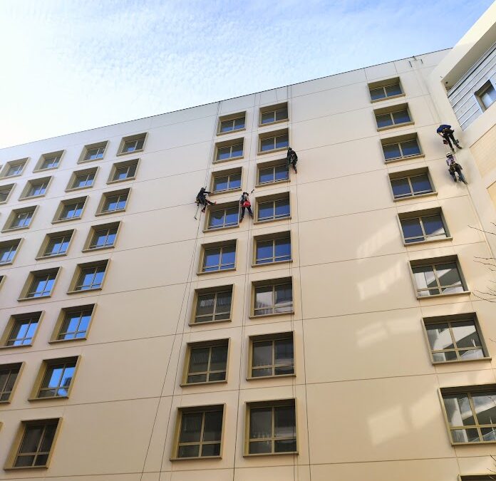 Mise en place d&rsquo;encadrements ALU sur cordes – Travaux en hauteur