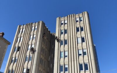 Reprise d’épaufrures sur cordes sur les façades de la cité administrative de Périgueux