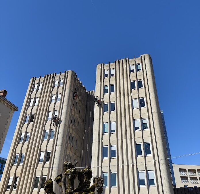 Reprise d&rsquo;épaufrures sur cordes sur les façades de la cité administrative de Périgueux
