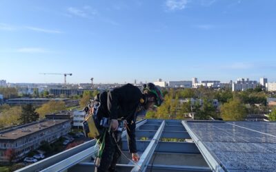 Pose et fixation de panneaux solaires sur structure métallique