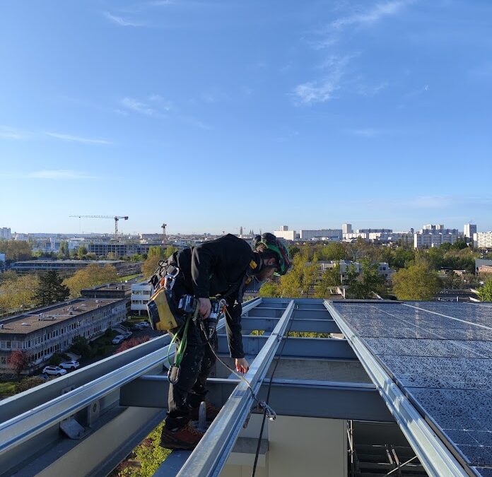 Pose et fixation de panneaux solaires sur structure métallique