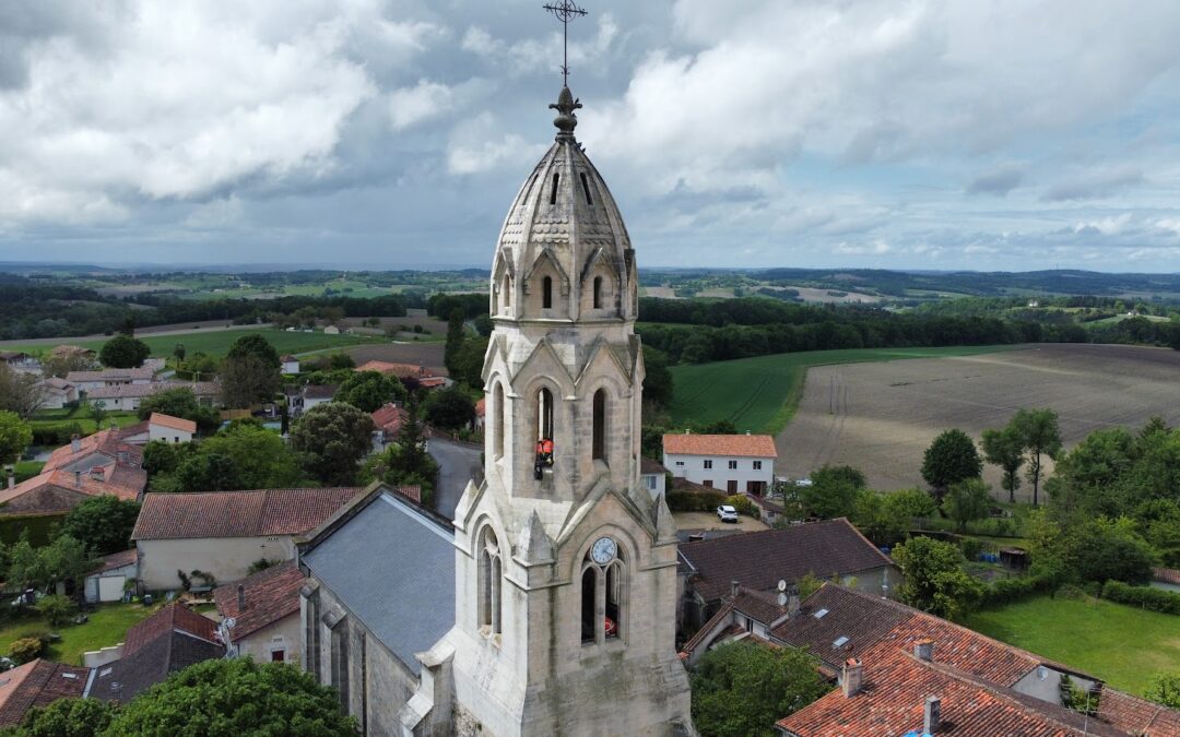 Pose et raccordement d&rsquo;éclairages décoratifs sur le clocher d&rsquo;une église par cordistes