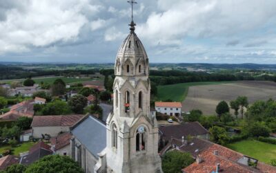 Pose et raccordement d’éclairages décoratifs sur le clocher d’une église par cordistes